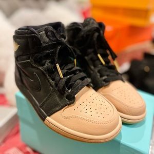 💕Jordan 1 Mids. Black and Pink with Gold Shoelace Tips. WOMENS SIZE 5